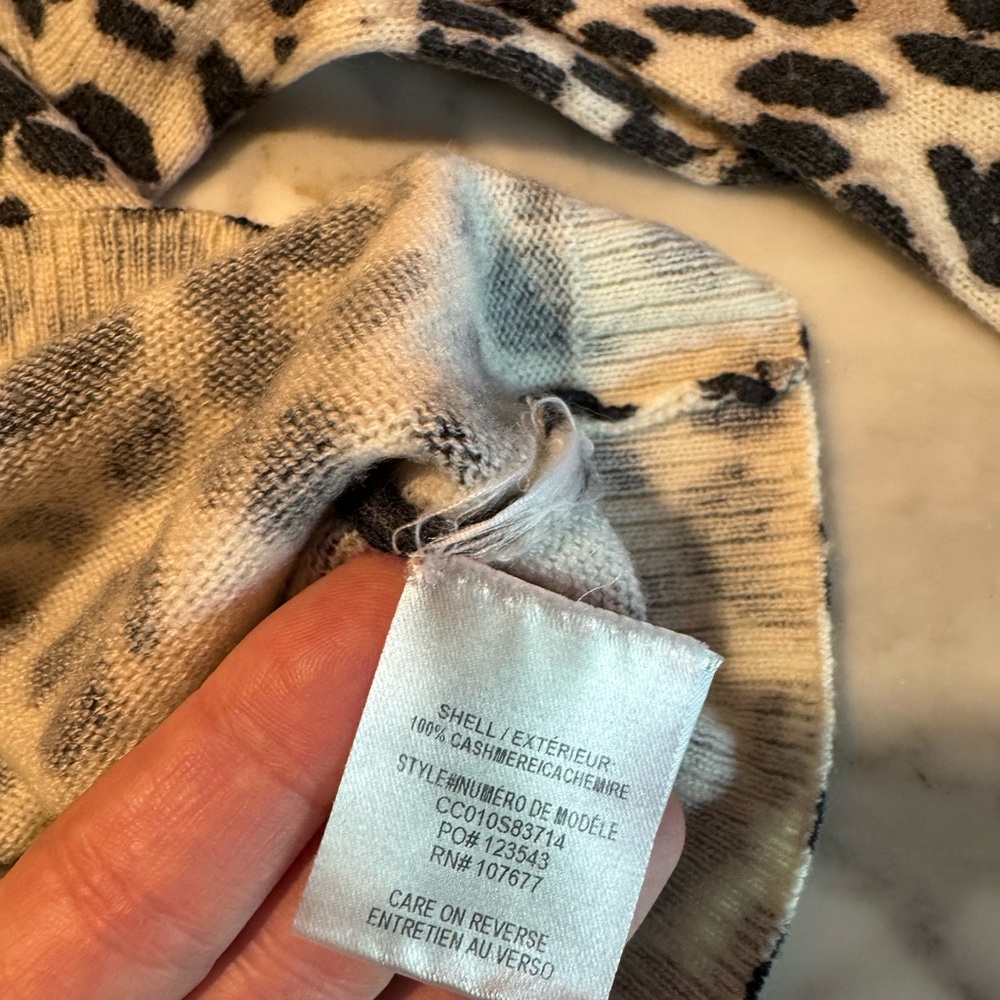 Alice + Olivia leopard cashmere short sweater w/ wide sleeves. Size L. - Picture 5 of 11